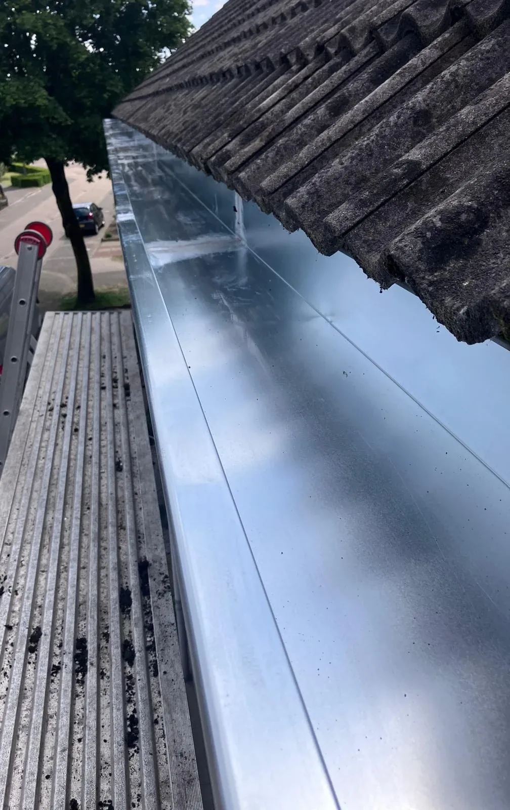 Nieuwe zinken mastgoot op een bedrijfspand