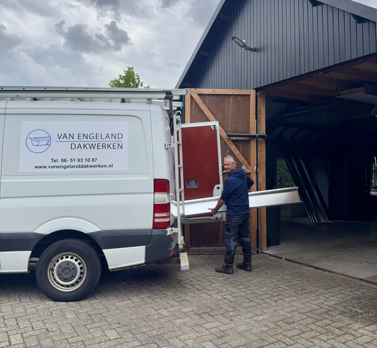 Dakdekker van Van Engeland Dakwerken laadt zinkwerk in de bedrijfsbus in Sint-Oedenrode