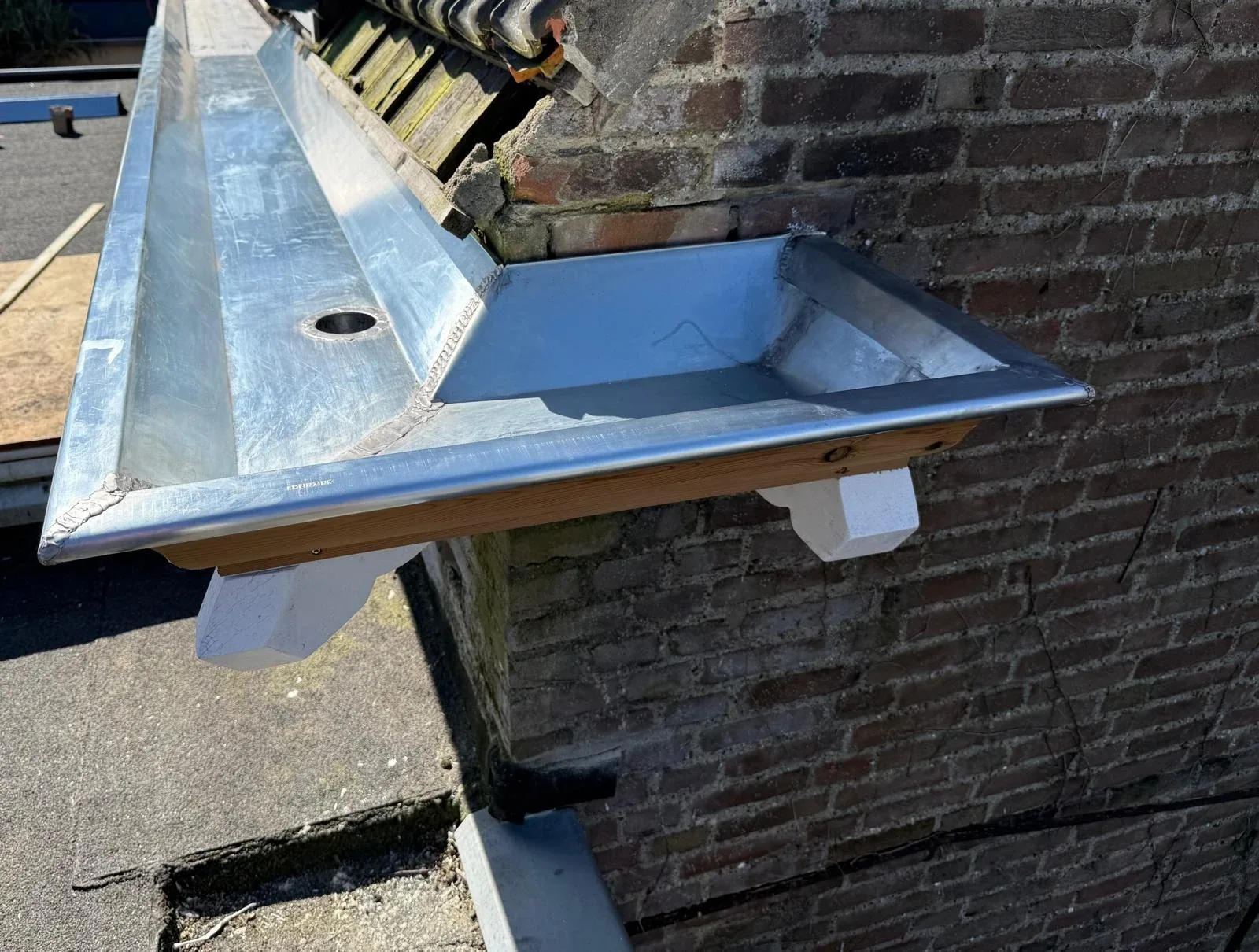 Zinken bakgoot in houten betimmering