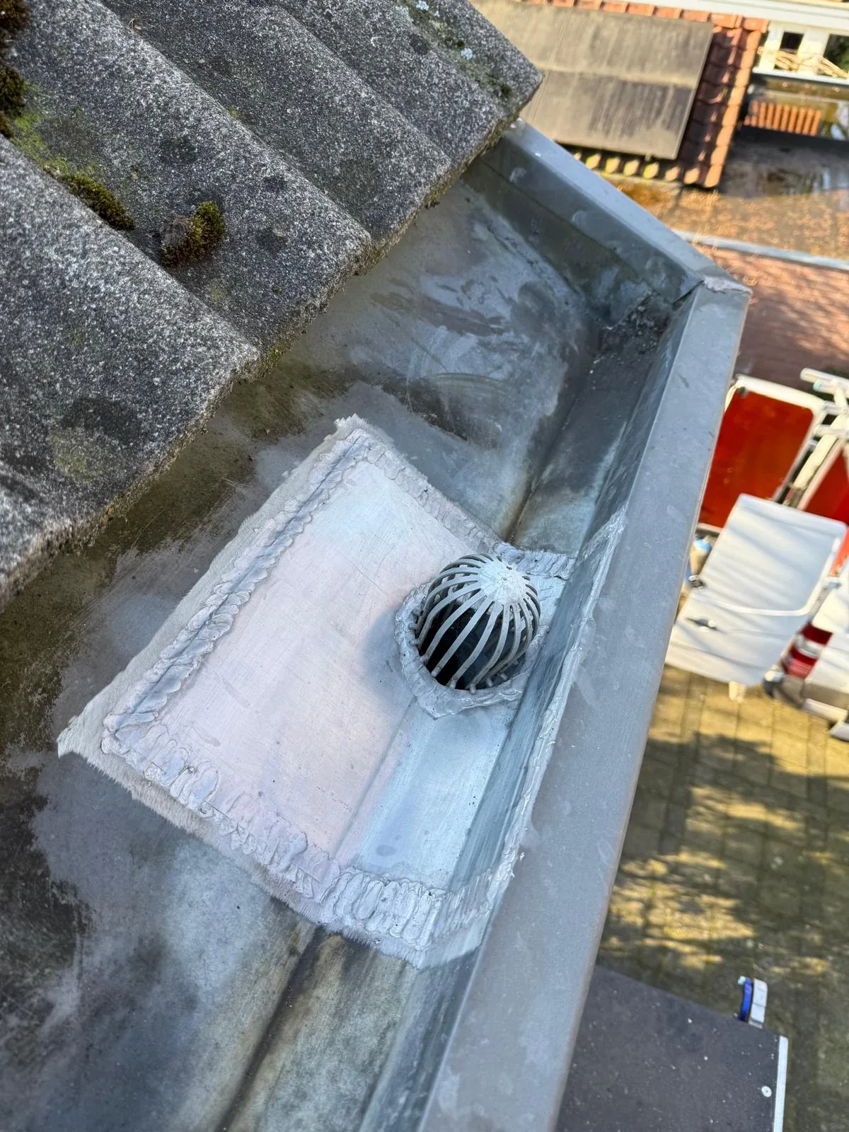 Zinken platdakafvoer met bladvanger
